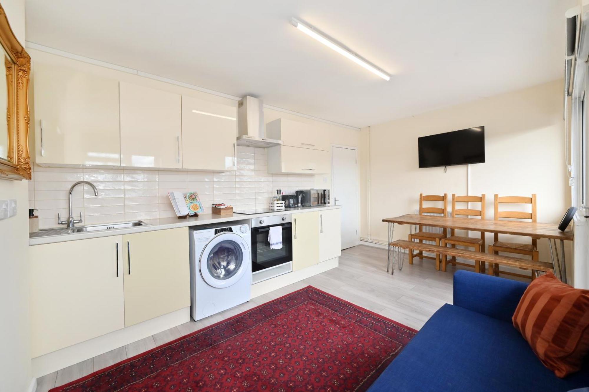 Spacious 5 Bedroom 3 Mins Walk From Mile End Appartement Londen